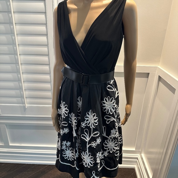 Laura Dresses & Skirts - Laura Dress Size 6 BEAUTIFUL Cut and Style